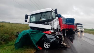 Photo of Dos muertos por un choque entre un auto y un camión en la Ruta 158