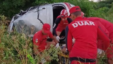 Photo of Impactante: Bomberos debieron rescatar a dos personas atrapadas tras choque frontal