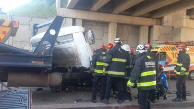 Photo of Córdoba: chocaron dos camiones e intentan rescatar a uno de los conductores atrapado en la cabina