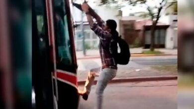 Photo of El temerario video de un padre intentando detener el colectivo para ir al colegio