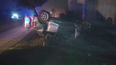 Photo of Accidente en Córdoba: chocaron contra un poste y volcaron en Argüello Norte
