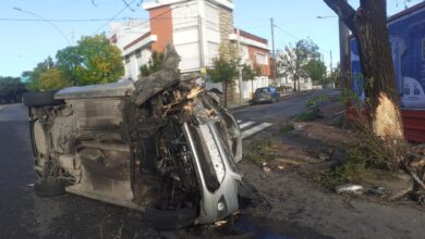 Photo of Un automovilista chocó contra un árbol y terminó dado vuelta