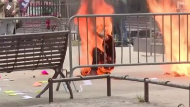 Photo of Un hombre se prendió fuego frente al tribunal donde juzgan a Donald Trump