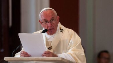 Photo of Papa Francisco: «Los chismes son cosa de mujeres, nosotros tenemos pantalones»