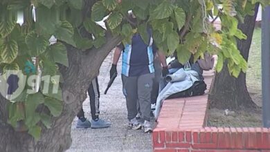 Photo of Video: dos adolescentes de 13 años fueron sorprendidos mientras manipulaban un arma