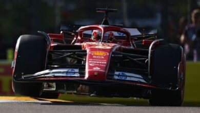 Photo of Charles Leclerc, adelante, y Max Verstappen, complicado y ocupado en Imola