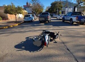 Photo of NUEVO ACCIDENTE DE TRÁNSITO EN LAS VARILLAS: LESIONES LEVES EN COLISIÓN ENTRE CAMIONETA Y MOTOCICLETA