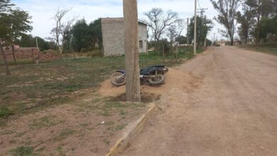 Photo of Un hombre perdió el control de su moto, chocó con un poste y murió