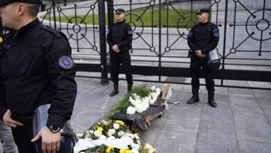 Photo of «Democracia»: una corona de flores en la puerta del Congreso