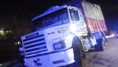 Photo of Vuelco y saqueo en Córdoba: vecinos se llevaron bolsas de azúcar de un camión