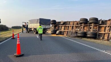 Photo of Armado y borracho, conducía un camión cargado que volcó en plena autopista