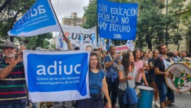 Photo of Docentes universitarios inician un paro de 48 horas y protestan en la UNC