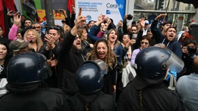 Photo of Ley Bases: la policía desaloja con gases lacrimógenos a los manifestantes frente al Congreso