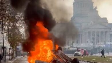 Photo of Así se quemaba el auto de Cadena 3 frente al Congreso