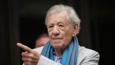 Photo of El actor Ian McKellen se recupera tras una caída en un escenario teatral