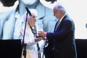 Photo of ESTELA DE CARLOTTO RECIBE EL PREMIO ANA FRANK POR SU LUCHA POR LA MEMORIA, LA VERDAD Y LA JUSTICIA