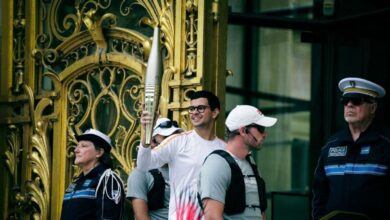 Photo of La llama olímpica llegó a París en la fiesta nacional de Francia