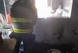 Photo of Una casa se incendió en barrio José Ignacio Díaz y una mujer está en el hospital por quemaduras