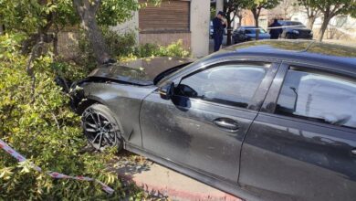 Photo of Un joven automovilista chocó y mató a un motociclista y al intentar huir se estrelló contra un árbol