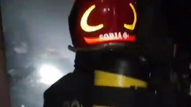 Photo of Bomberos rescataron a una familia en un incendio en su casa