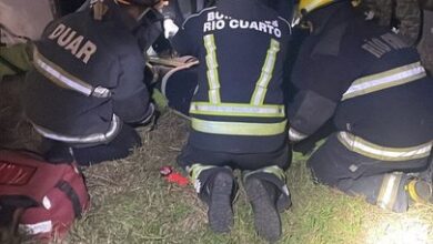 Photo of Dos niños fueron rescatados en el vuelco de un camión en Río Cuarto