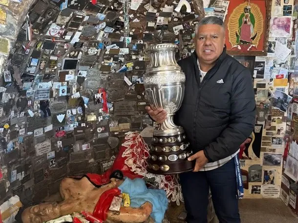 Photo of «Chiqui» Tapia llevó la Copa América a la Difunta Correa