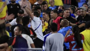 Photo of Escandaloso final: los jugadores de Uruguay se agarraron a trompadas con los hinchas de Colombia