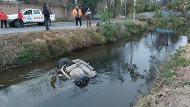 Photo of Perdió el control de su auto y volcó en un canal: el vehículo quedó sumergido en el agua