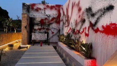 Photo of España: activistas vandalizaron la casa de Messi en Ibiza