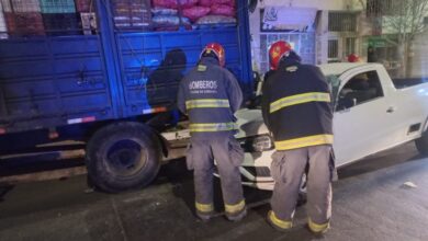 Photo of Bomberos rescataron a una mujer atrapada en un auto tras un choque