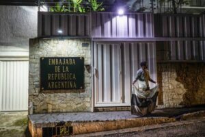 Photo of Diplomáticos argentinos abandonaron Venezuela tras intenso operativo