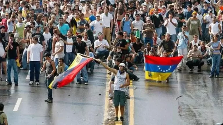 Photo of Violentos enfrentamientos entre policías y manifestantes en las calles de Caracas