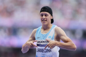 Photo of Elián Larregina ganó su serie y se clasificó a las semifinales de los 400 metros en los Juegos Olímpicos 2024