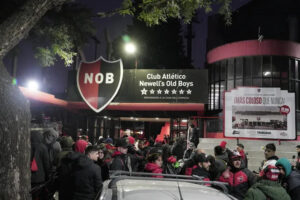 Photo of Clima tenso en Newell’s: varios hinchas se acercaron al Coloso a manifestarse contra la dirigencia