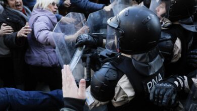 Photo of Represión policial a jubilados en las afueras del Congreso