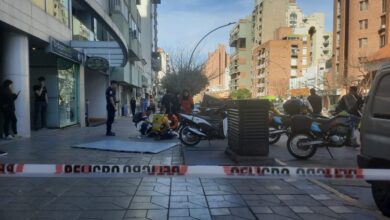 Photo of Un cartel cayó en pleno centro desde un sexto piso e hirió a una mujer