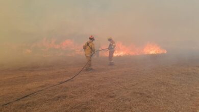 Photo of Fuego en Córdoba: bomberos trabajan en un incendio en La Calera