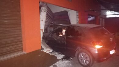 Photo of Un auto terminó incrustado en un comercio