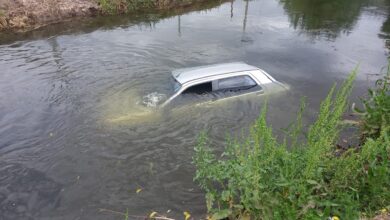 Photo of Perdió el control del auto, cayó al Canal Maestro y logró salir nadando