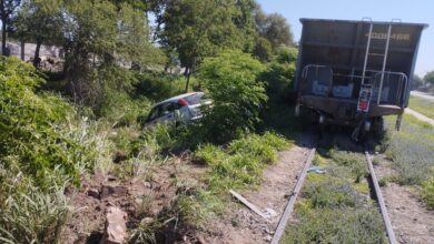 Photo of Un auto y un tren sin carga chocaron: una persona herida