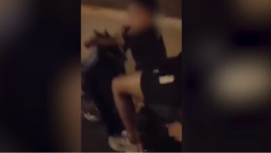 Photo of VIDEO: puso a hijo de un año y medio  a manejar una moto y lo denunciaron