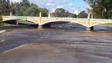 Photo of Cayó al río Suquía y fue rescatado por transeúntes