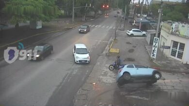 Photo of Un auto se dio vuelta y casi choca a una moto en Remedios de Escalada