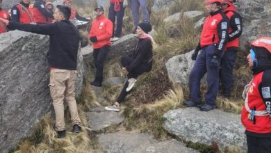 Photo of Bomberos rescataron a una pareja en el cerro Champaquí: se habían desorientado por la niebla