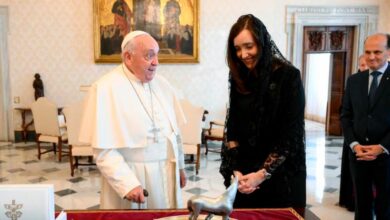 Photo of En tono amistoso, el Papa Francisco recibió a Victoria Villarruel