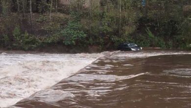 Photo of Crecidas en Córdoba: un auto fue arrastrado por el río en El Durazno