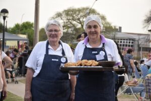 Photo of MARÍA ROSA Y NORI REPRESENTARON A ALICIA EN LA FIESTA DE LA EMPANADA CRIOLLA