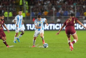 Photo of En un partido condicionado por el campo de juego, Argentina empató con Venezuela