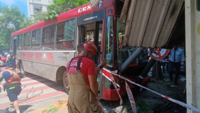 Photo of Colectivo de ERSA impactó frente a un kiosco del centro de Córdoba: hay heridos