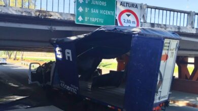 Photo of Un camión quedó atascado en la avenida Costanera de Córdoba